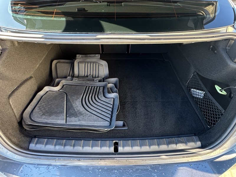 BMW 2 Series Vehicle Full-screen Gallery Image 07