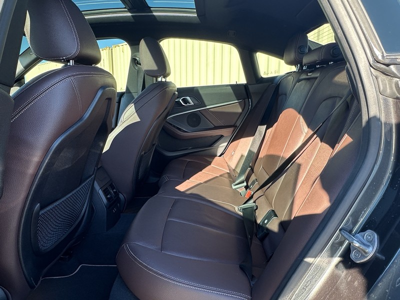 BMW 2 Series Vehicle Full-screen Gallery Image 10