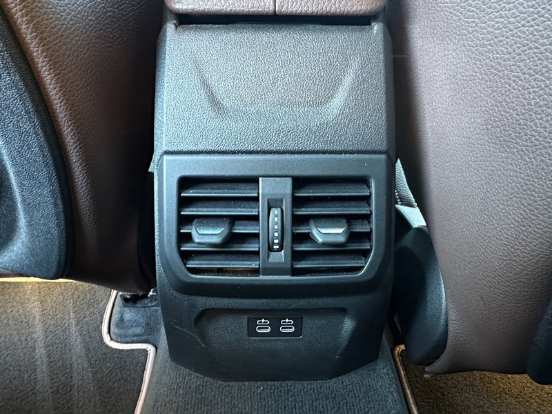 BMW 2 Series Vehicle Full-screen Gallery Image 11