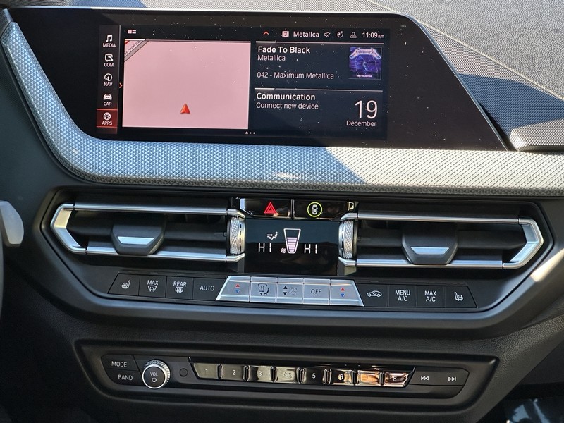 BMW 2 Series Vehicle Full-screen Gallery Image 15