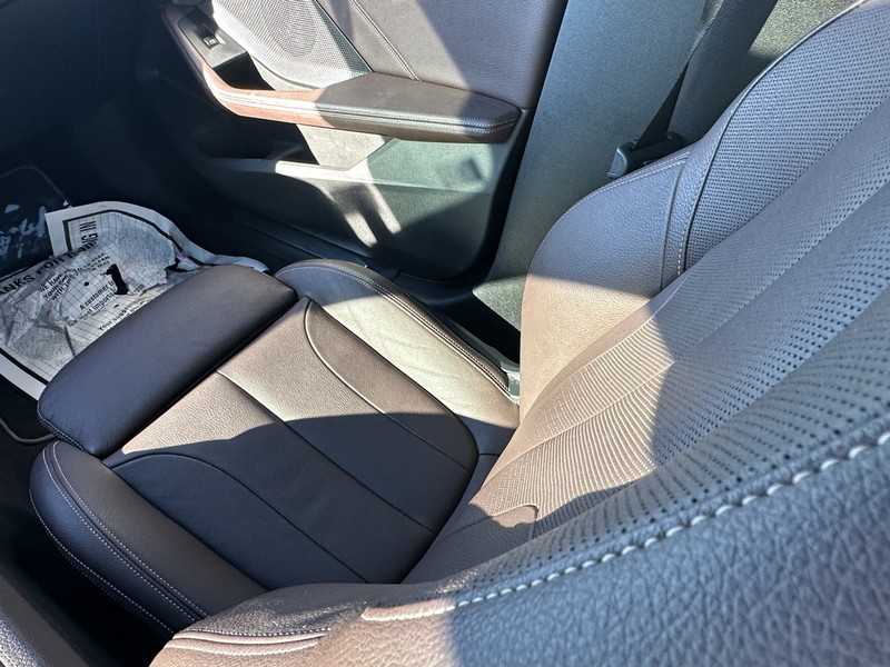 BMW 2 Series Vehicle Full-screen Gallery Image 17