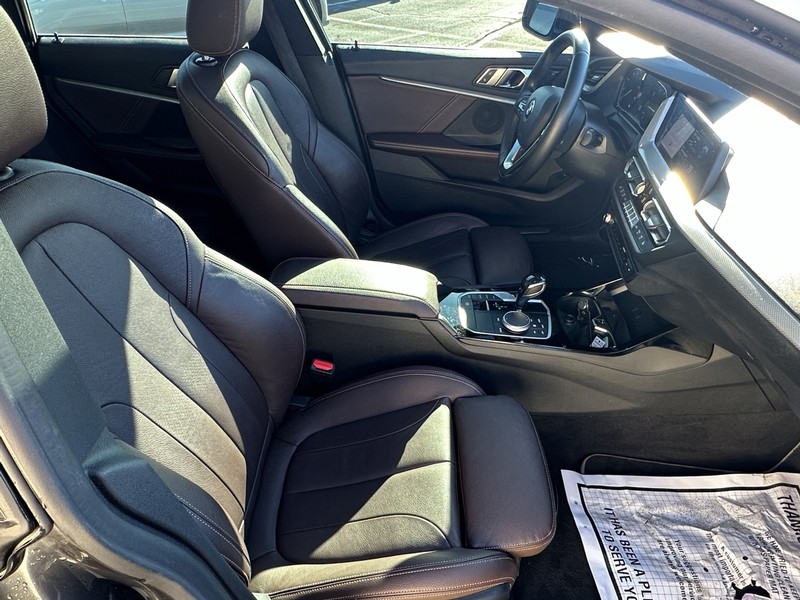 BMW 2 Series Vehicle Full-screen Gallery Image 18