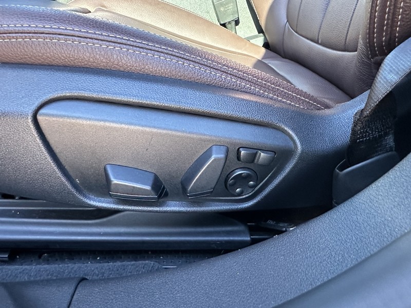 BMW 2 Series Vehicle Full-screen Gallery Image 20