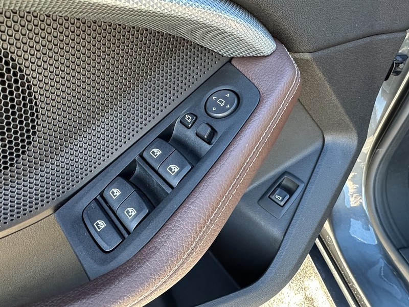 BMW 2 Series Vehicle Full-screen Gallery Image 22