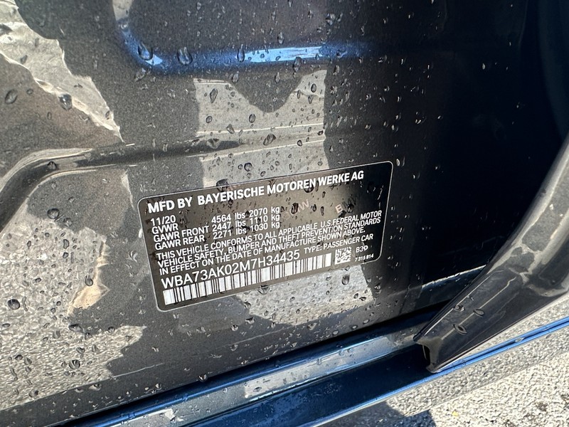 BMW 2 Series Vehicle Full-screen Gallery Image 23