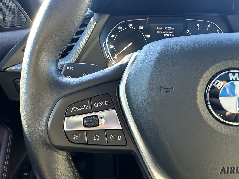 BMW 2 Series Vehicle Full-screen Gallery Image 24