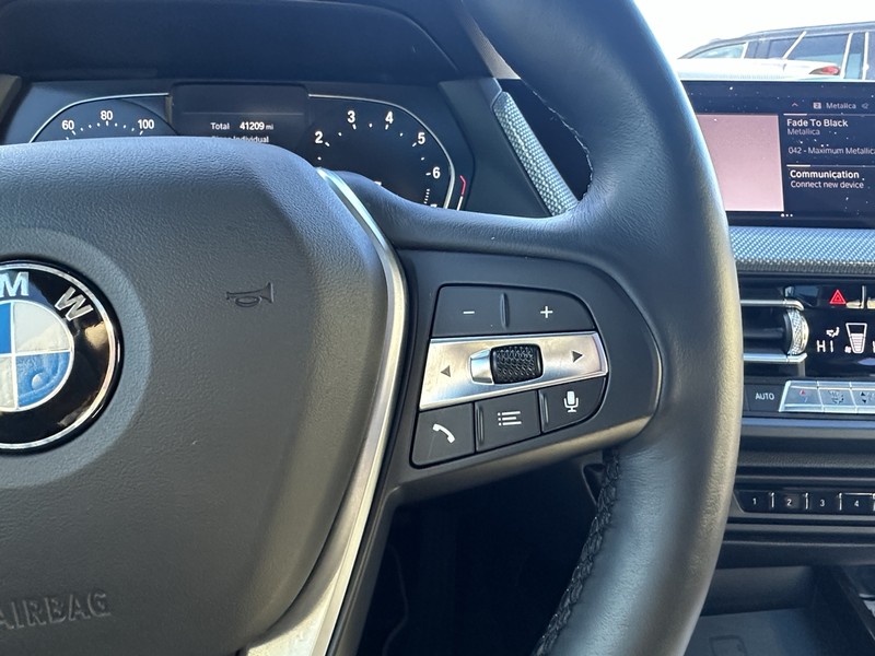 BMW 2 Series Vehicle Full-screen Gallery Image 25