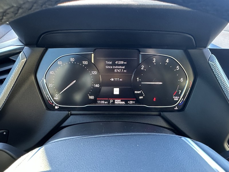 BMW 2 Series Vehicle Full-screen Gallery Image 26