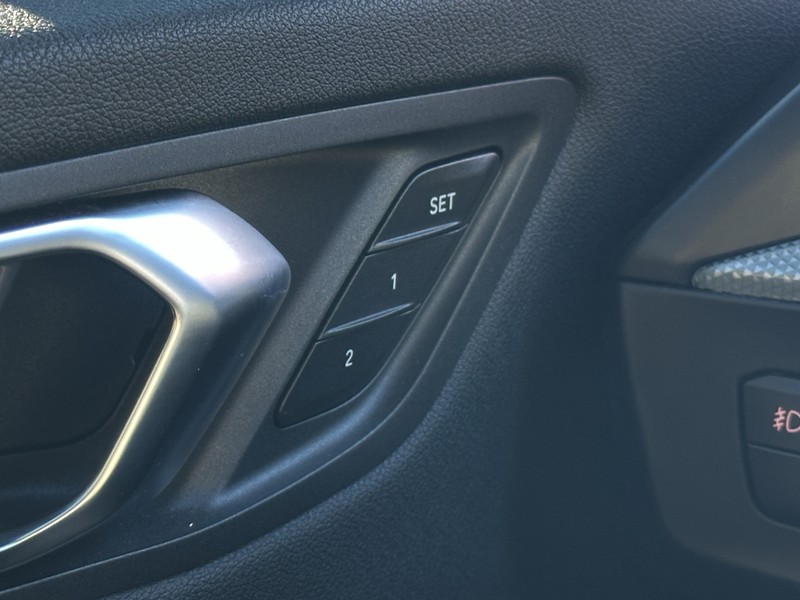 BMW 2 Series Vehicle Full-screen Gallery Image 27