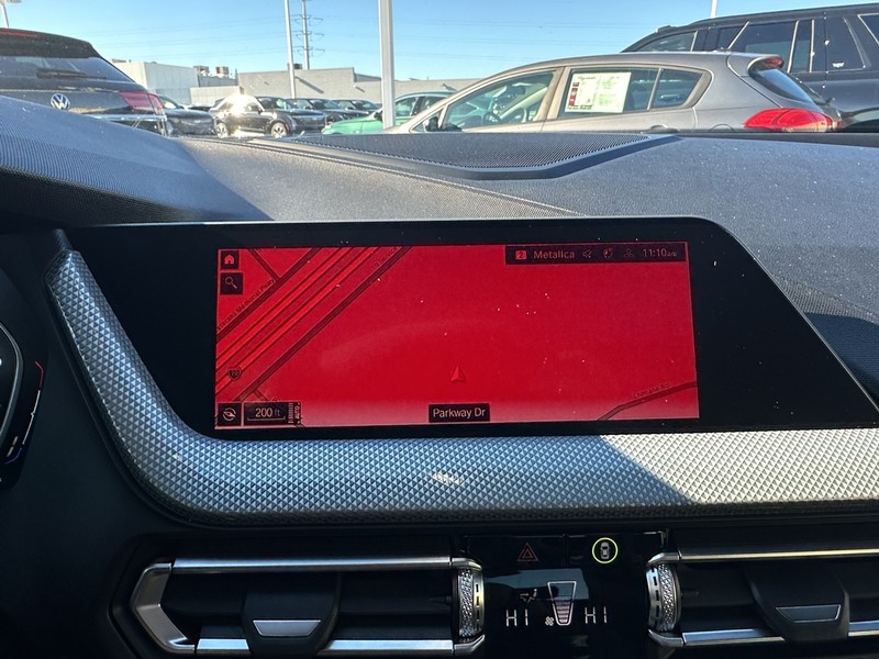 BMW 2 Series Vehicle Full-screen Gallery Image 28