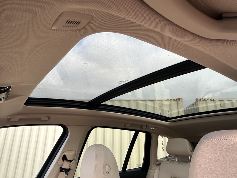 BMW X3 Vehicle Full-screen Gallery Image 04