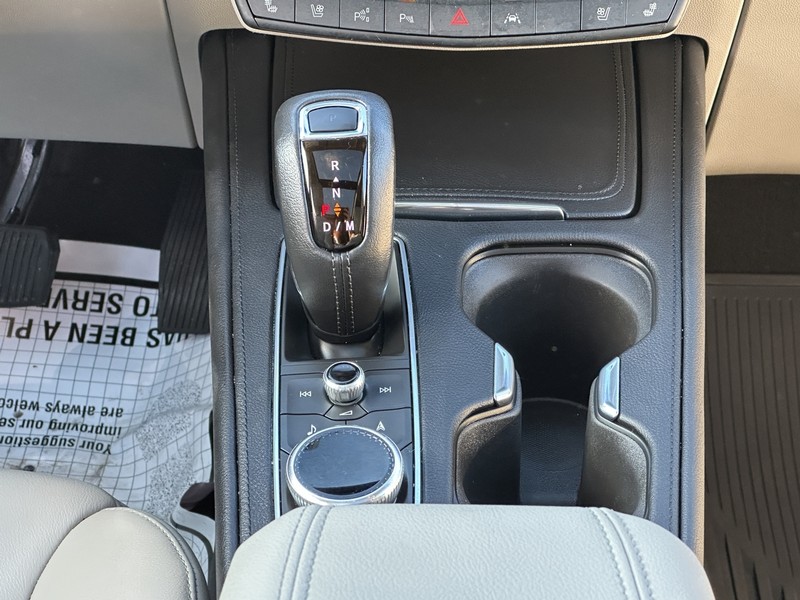 Cadillac XT4 Vehicle Full-screen Gallery Image 16