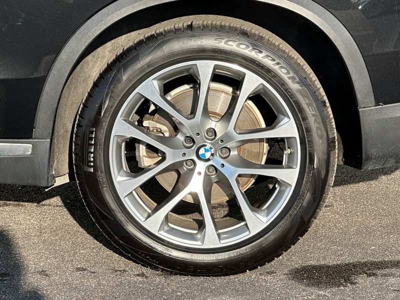 BMW X5 Vehicle Full-screen Gallery Image 09