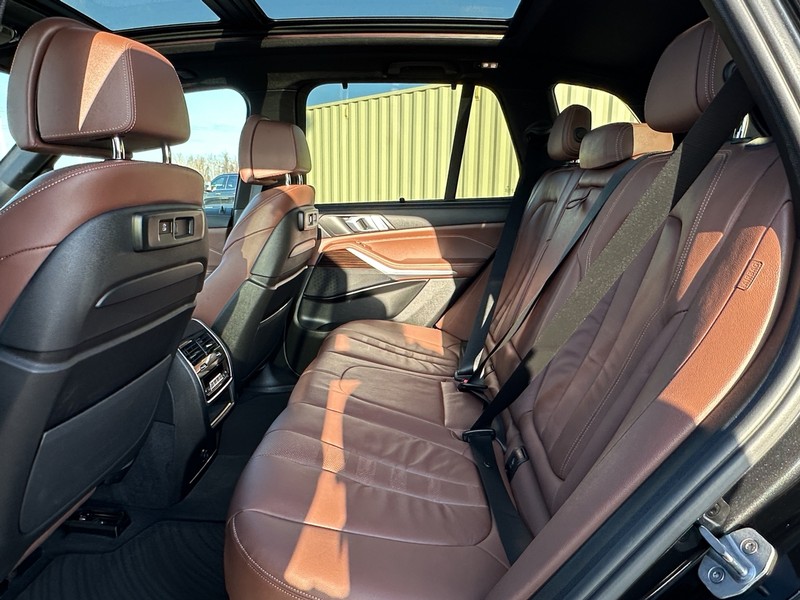 BMW X5 Vehicle Full-screen Gallery Image 10