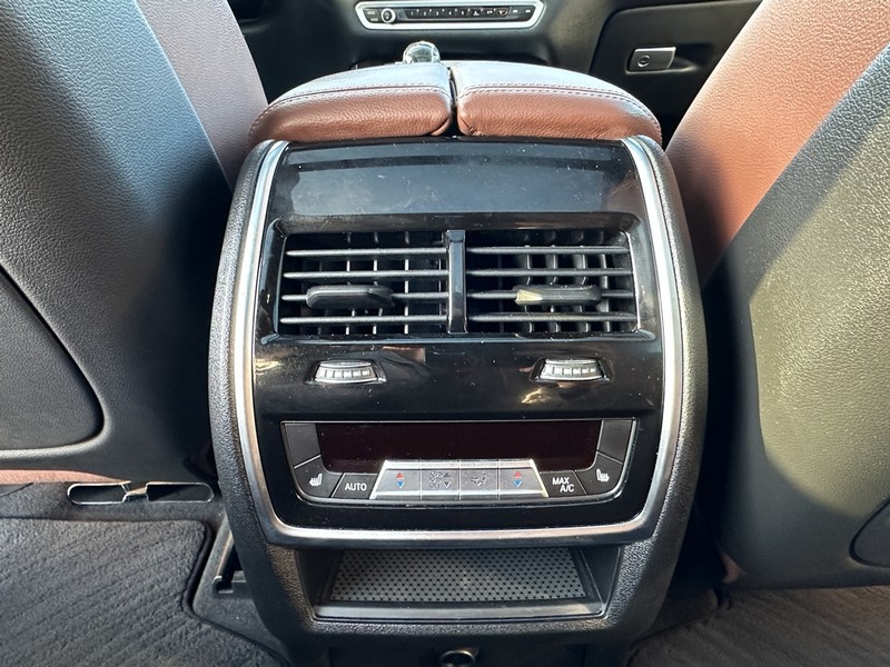 BMW X5 Vehicle Full-screen Gallery Image 11