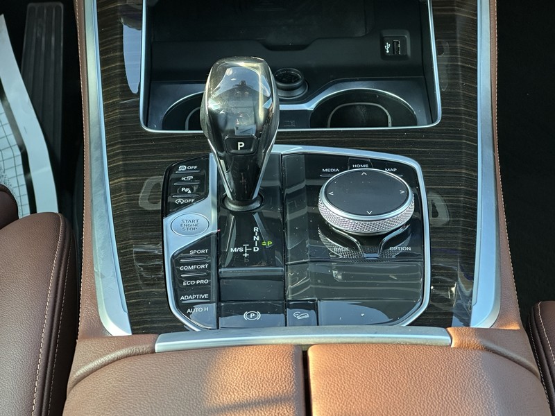 BMW X5 Vehicle Full-screen Gallery Image 16