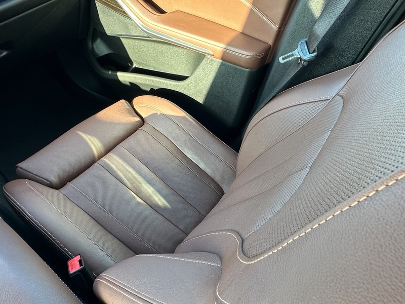 BMW X5 Vehicle Full-screen Gallery Image 17