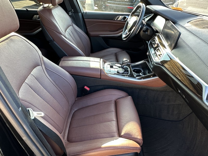 BMW X5 Vehicle Full-screen Gallery Image 18