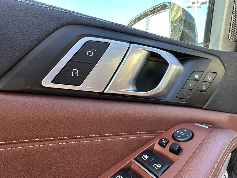 BMW X5 Vehicle Full-screen Gallery Image 21