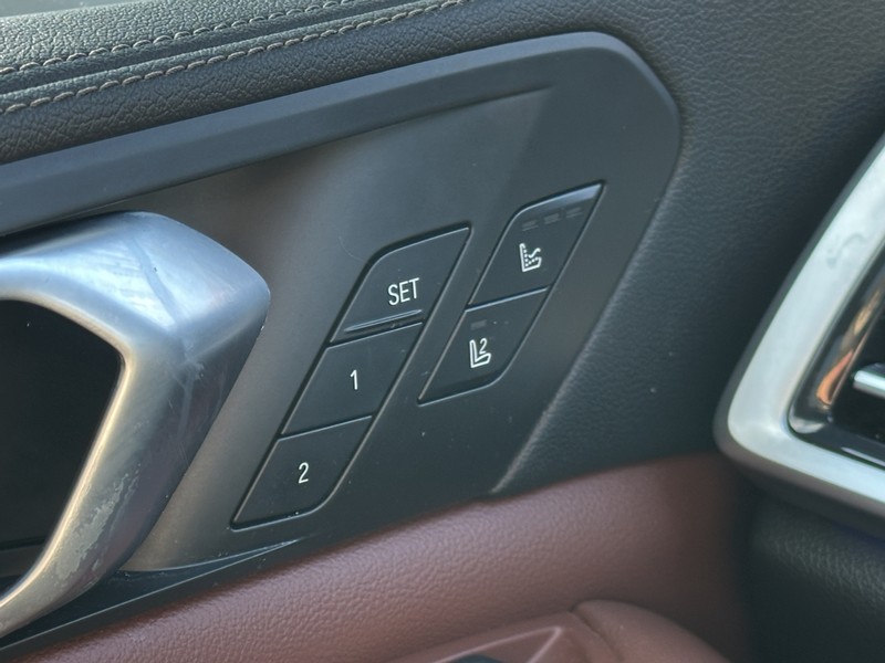 BMW X5 Vehicle Full-screen Gallery Image 27