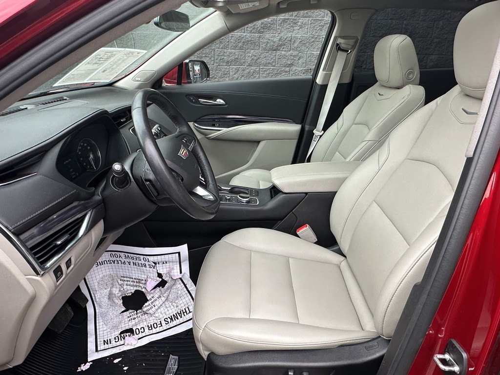 Cadillac XT4 Vehicle Full-screen Gallery Image 16