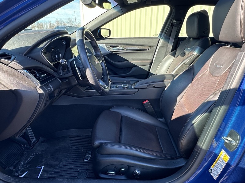 Cadillac CT5 Vehicle Full-screen Gallery Image 05