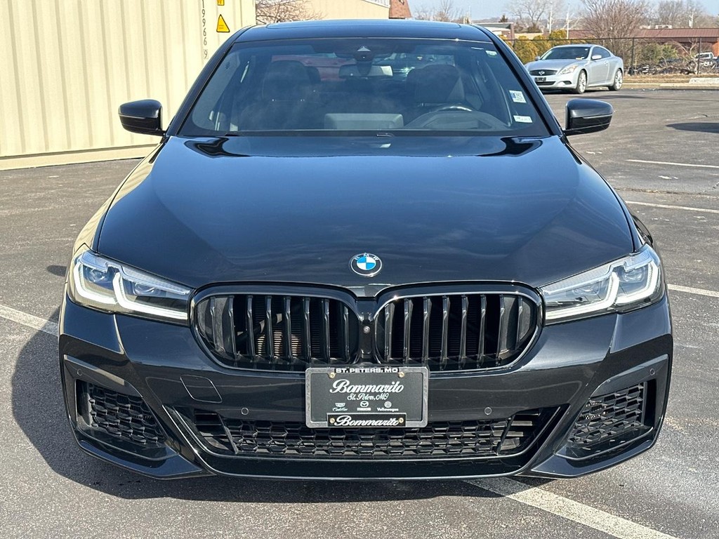 BMW 5 Series Vehicle Full-screen Gallery Image 02