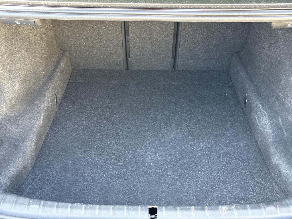 BMW 5 Series Vehicle Full-screen Gallery Image 07