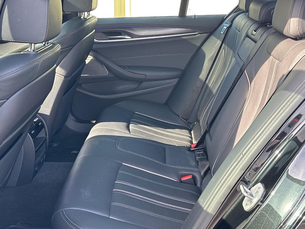 BMW 5 Series Vehicle Full-screen Gallery Image 10