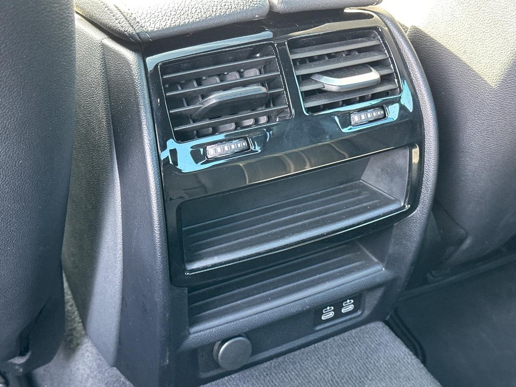 BMW 5 Series Vehicle Full-screen Gallery Image 11