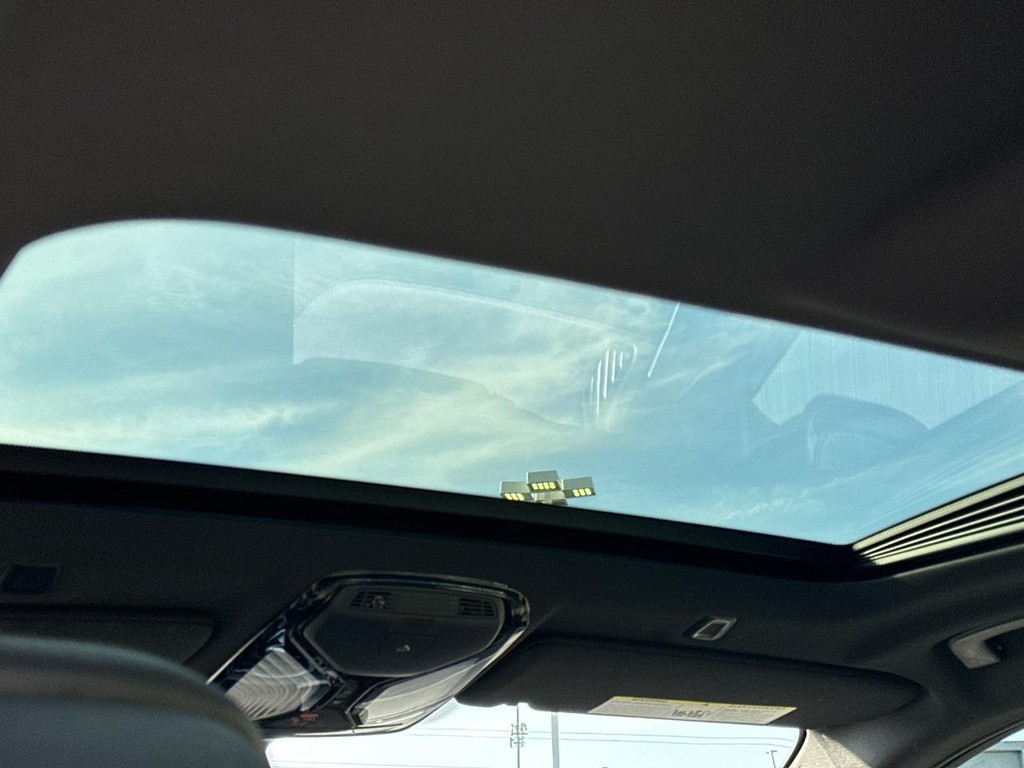 BMW 5 Series Vehicle Full-screen Gallery Image 12