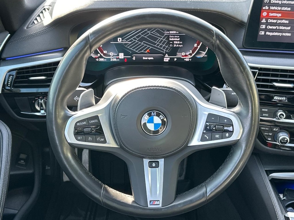 BMW 5 Series Vehicle Full-screen Gallery Image 14