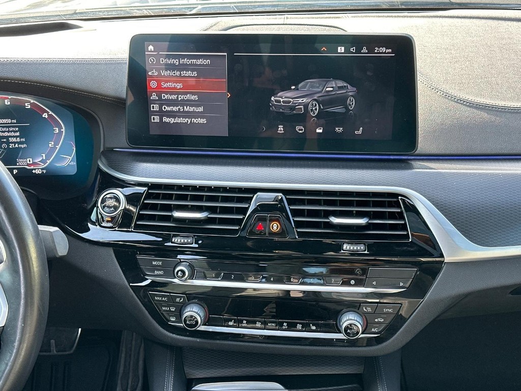 BMW 5 Series Vehicle Full-screen Gallery Image 15