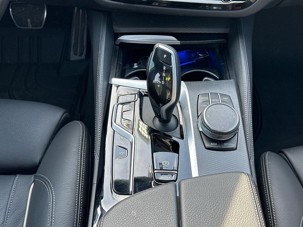 BMW 5 Series Vehicle Full-screen Gallery Image 16