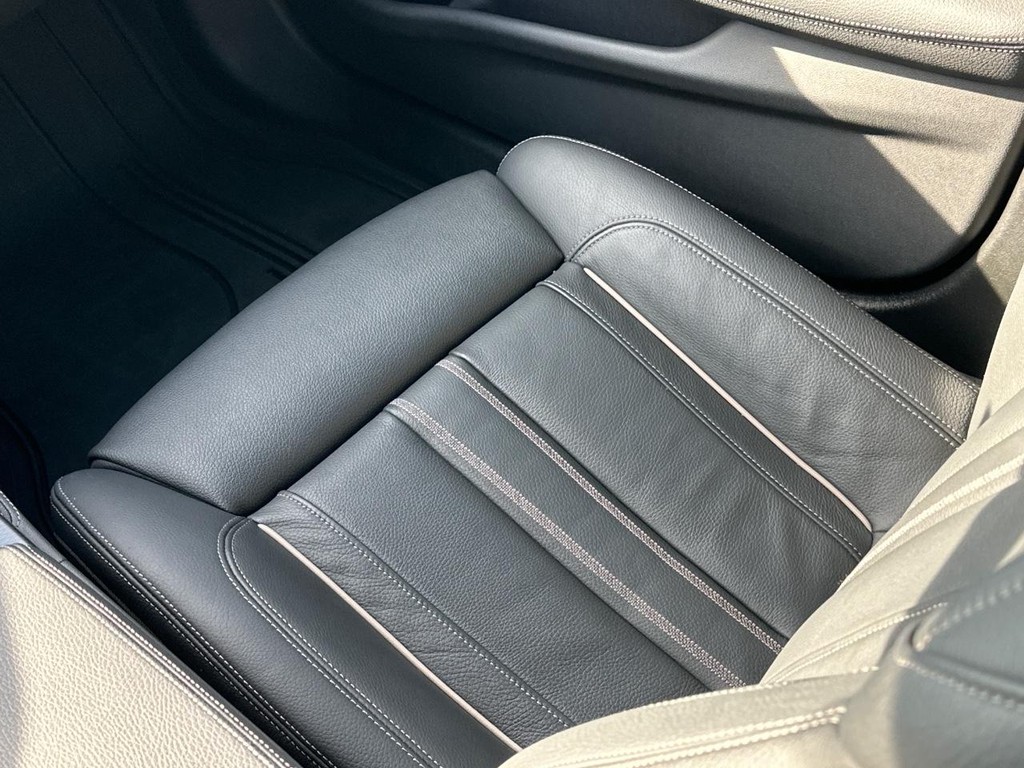 BMW 5 Series Vehicle Full-screen Gallery Image 17