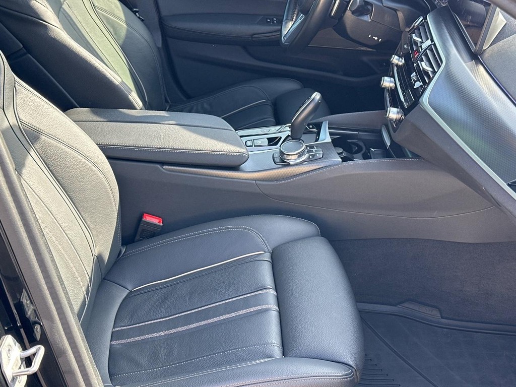 BMW 5 Series Vehicle Full-screen Gallery Image 18