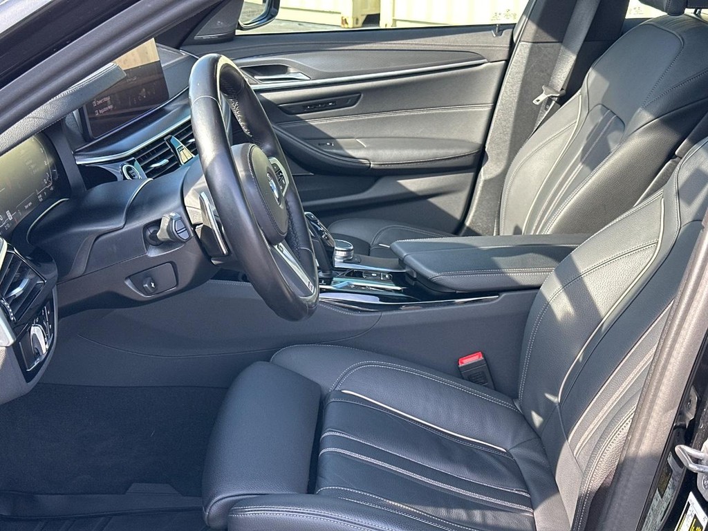 BMW 5 Series Vehicle Full-screen Gallery Image 19