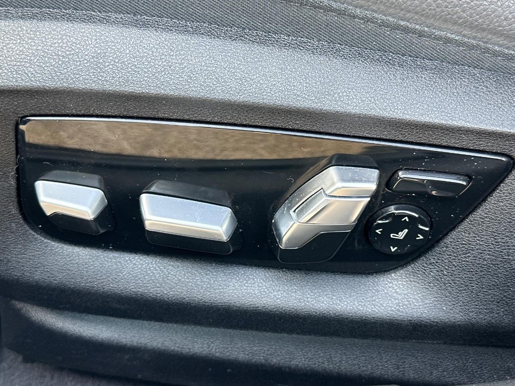 BMW 5 Series Vehicle Full-screen Gallery Image 20