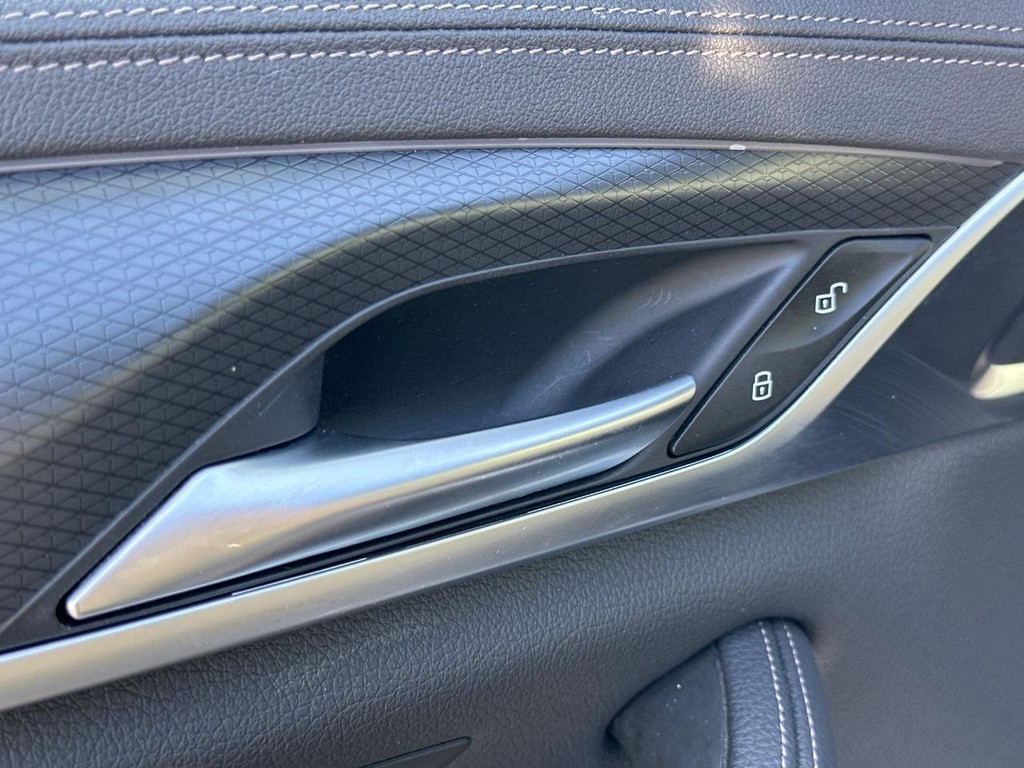 BMW 5 Series Vehicle Full-screen Gallery Image 21