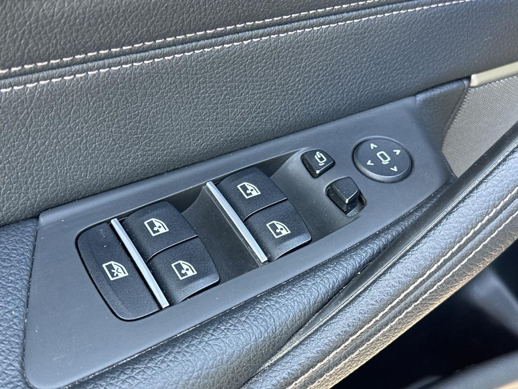 BMW 5 Series Vehicle Full-screen Gallery Image 22