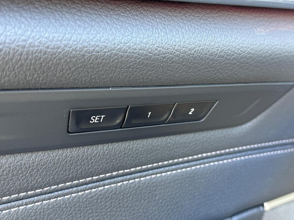 BMW 5 Series Vehicle Full-screen Gallery Image 23