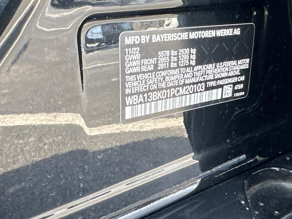 BMW 5 Series Vehicle Full-screen Gallery Image 24