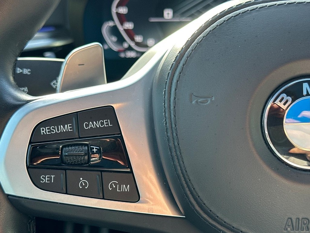 BMW 5 Series Vehicle Full-screen Gallery Image 25