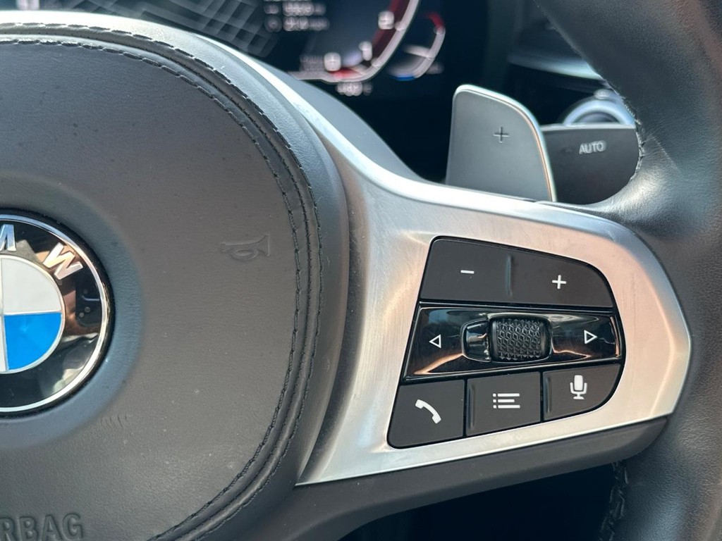 BMW 5 Series Vehicle Full-screen Gallery Image 26