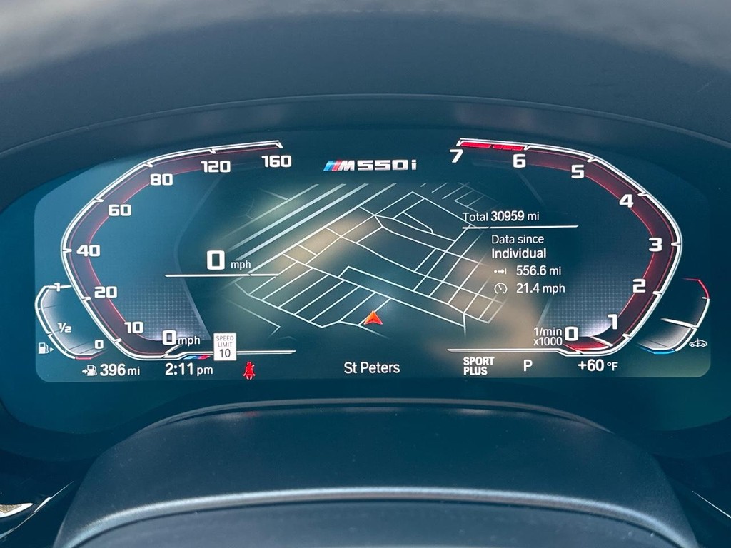 BMW 5 Series Vehicle Full-screen Gallery Image 27