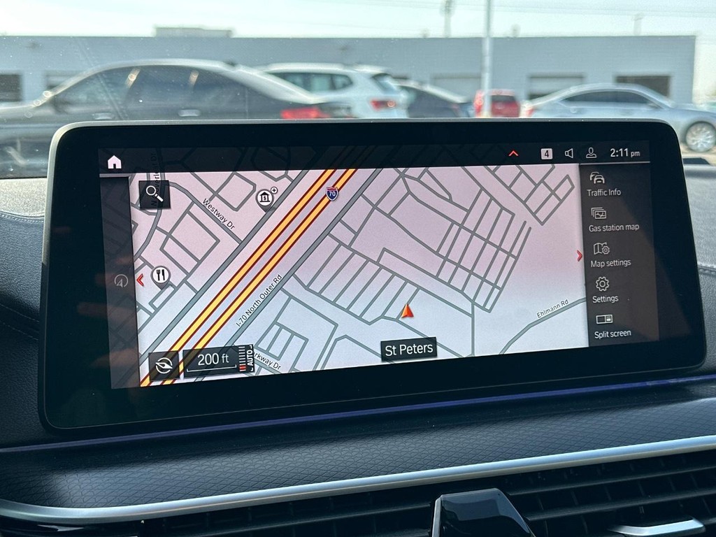 BMW 5 Series Vehicle Full-screen Gallery Image 28