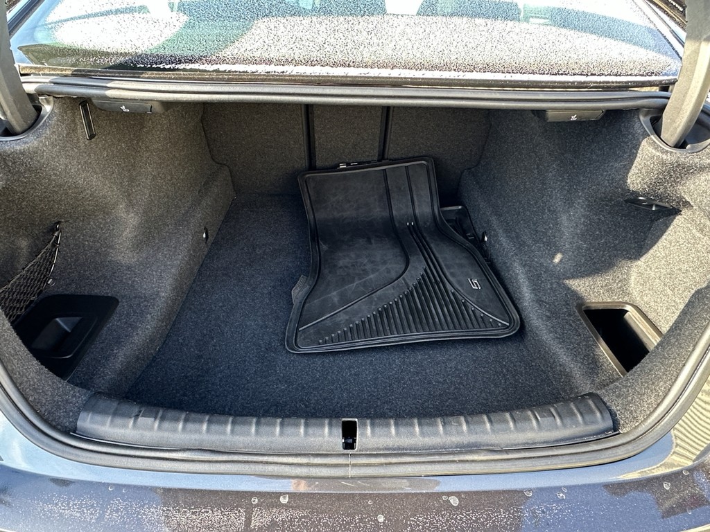 BMW 5 Series Vehicle Full-screen Gallery Image 07