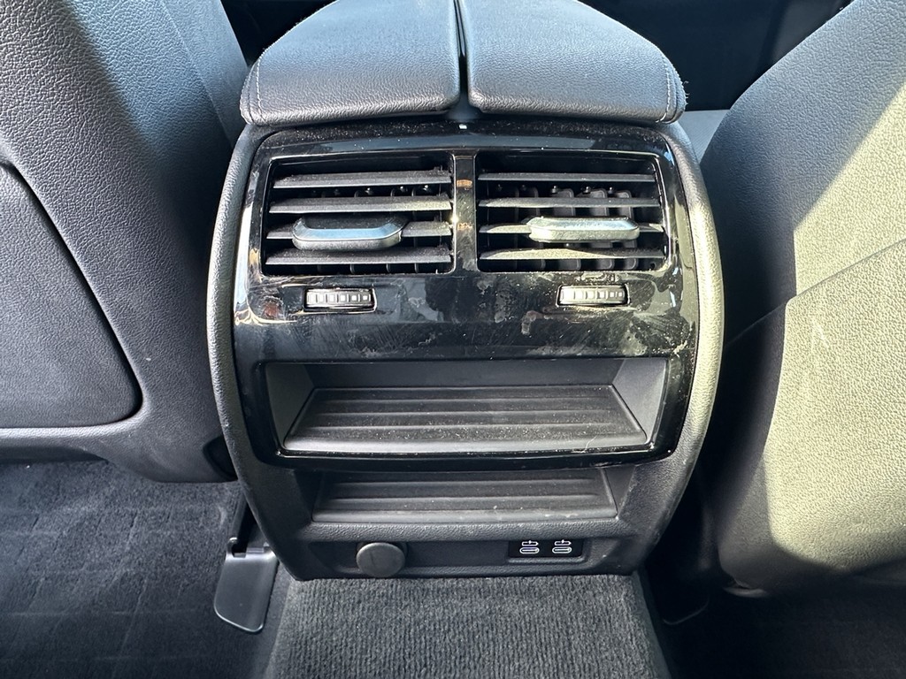 BMW 5 Series Vehicle Full-screen Gallery Image 11