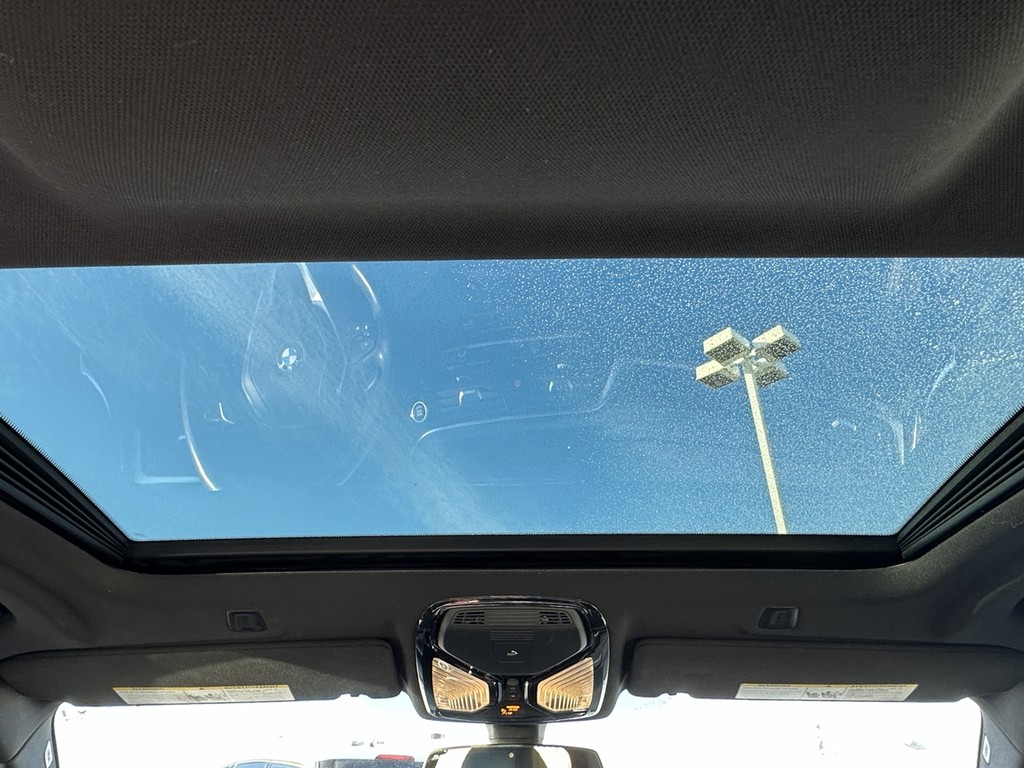 BMW 5 Series Vehicle Full-screen Gallery Image 12