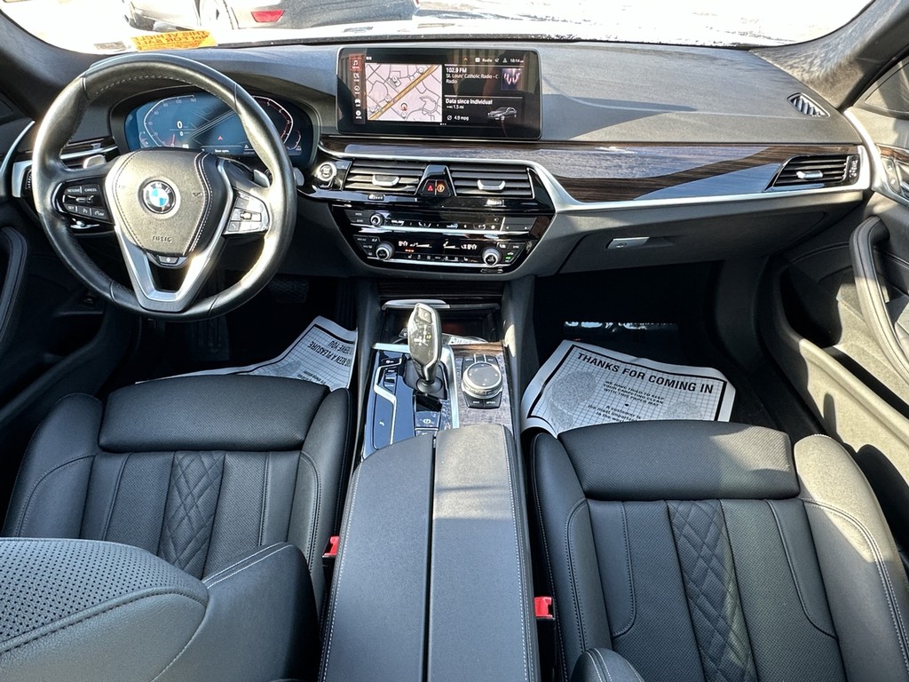 BMW 5 Series Vehicle Full-screen Gallery Image 13